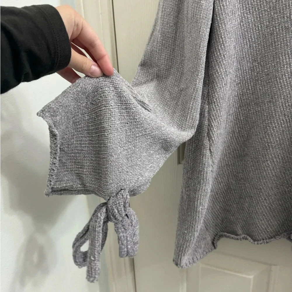 Absolutely Creative Worldwide Gray Sweater with bow on wide sleeves - Picture 3 of 8